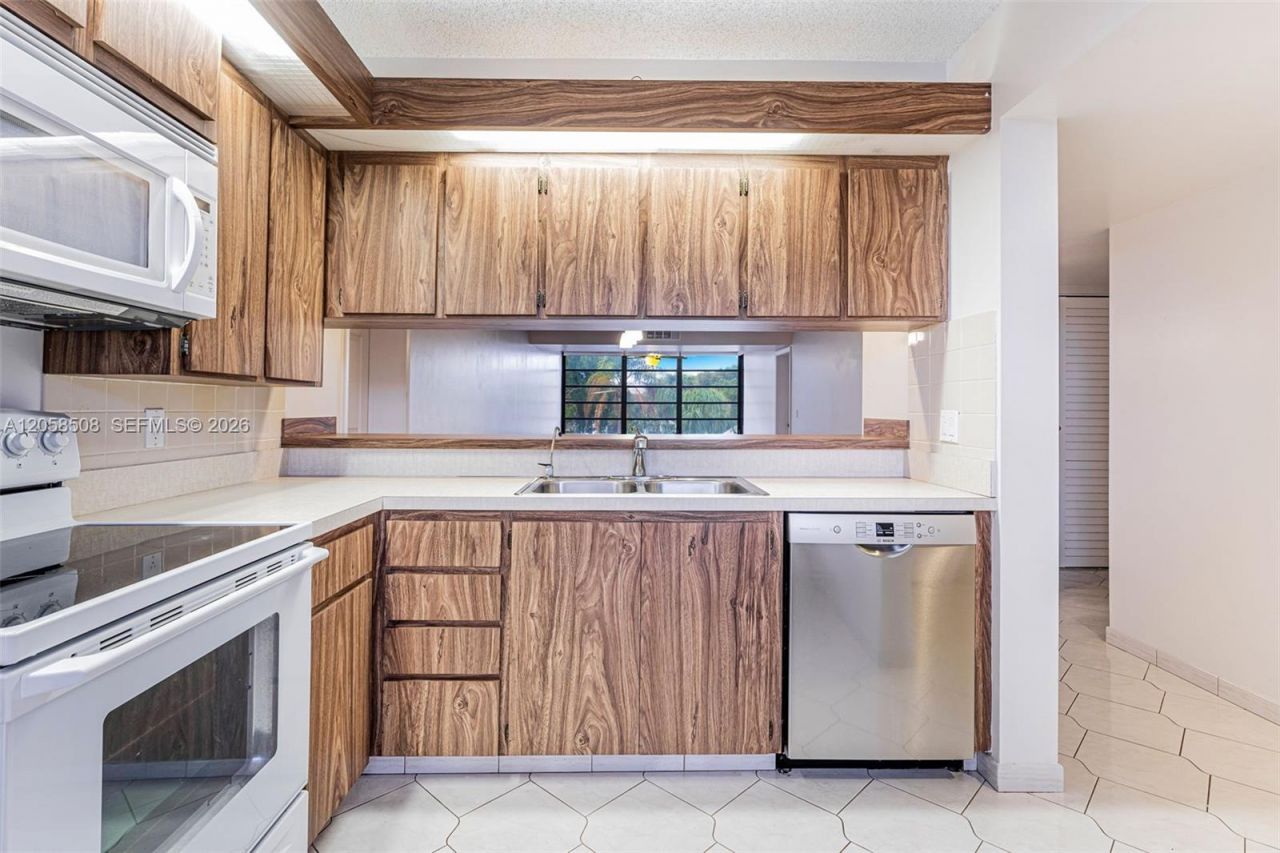 1719 Whitehall Dr , Unit 304, Davie, FL 33324 Photo