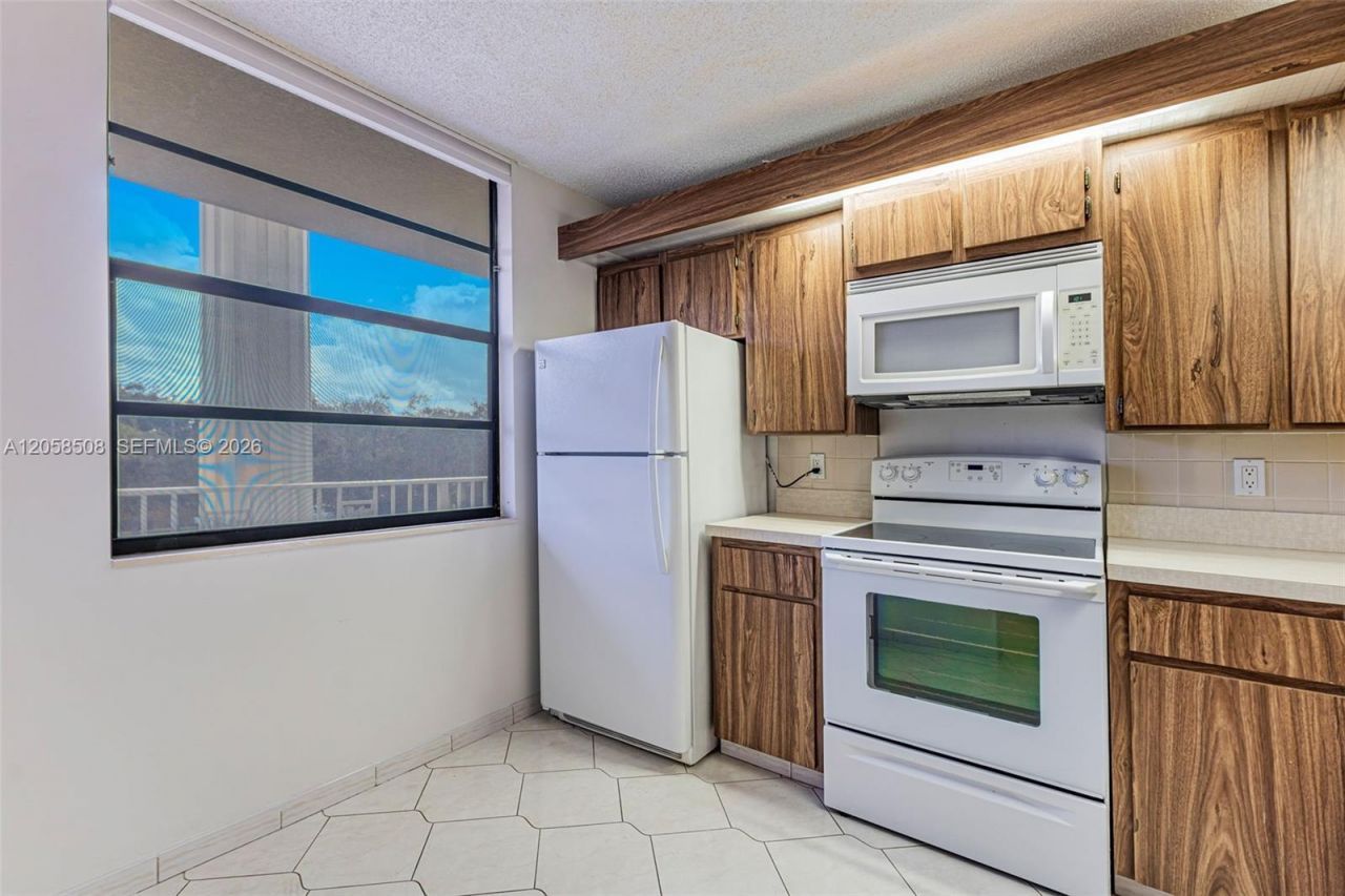 1719 Whitehall Dr , Unit 304, Davie, FL 33324 Photo
