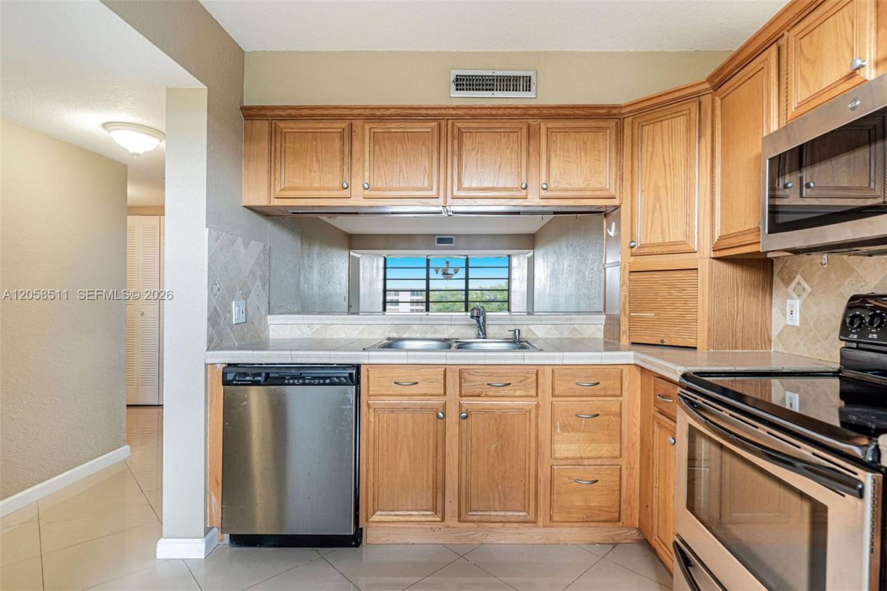 1705 Whitehall Dr , Unit 401, Davie, FL 33324 Photo
