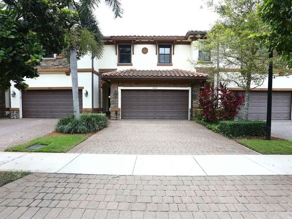 807 E Village Circle, Davie, FL 33325