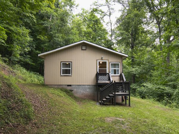 70 Hondo Ln, Hinton, WV 25951