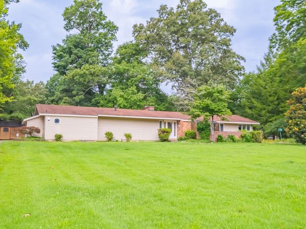 1915 Country Club Dr , Tullahoma, TN 37388