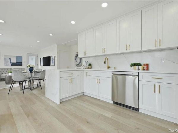 84 N Fordham Road , Hicksville, NY 11801