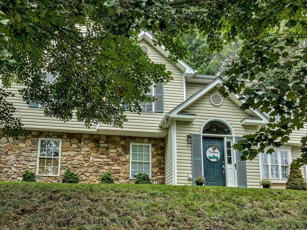 3423 Cedarmeade DR , Roanoke, VA 24014