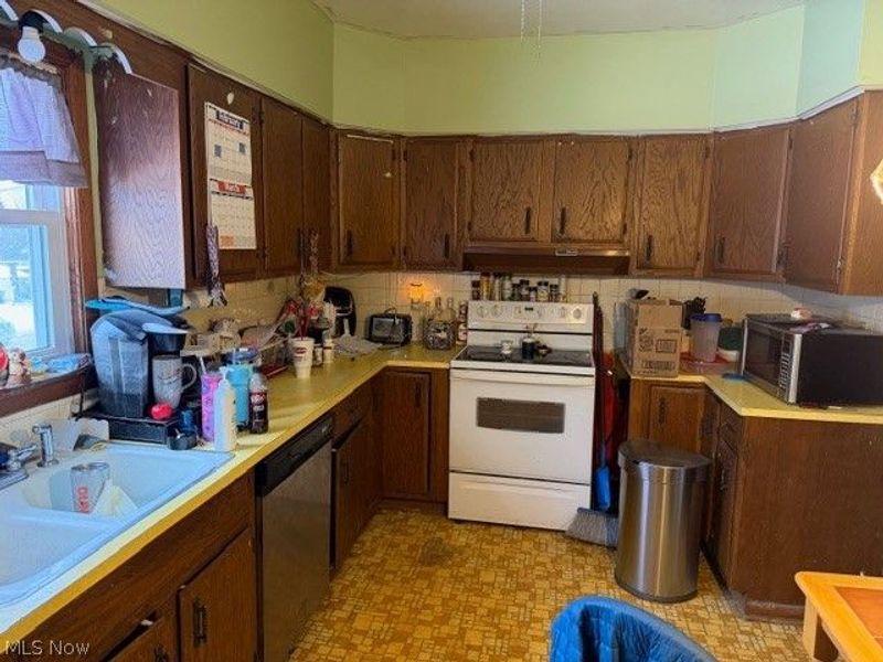 1537 Wooster Road W, Norton, OH 44203 Photo 2