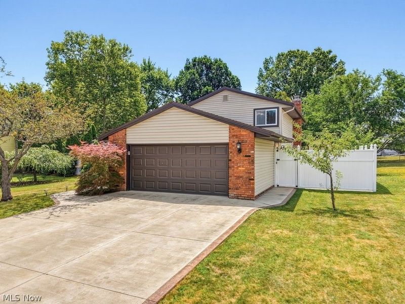 7875 Newcomb Drive , Parma, OH 44129 Photo 2