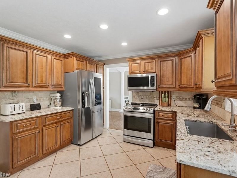 7875 Newcomb Drive , Parma, OH 44129 Photo 3