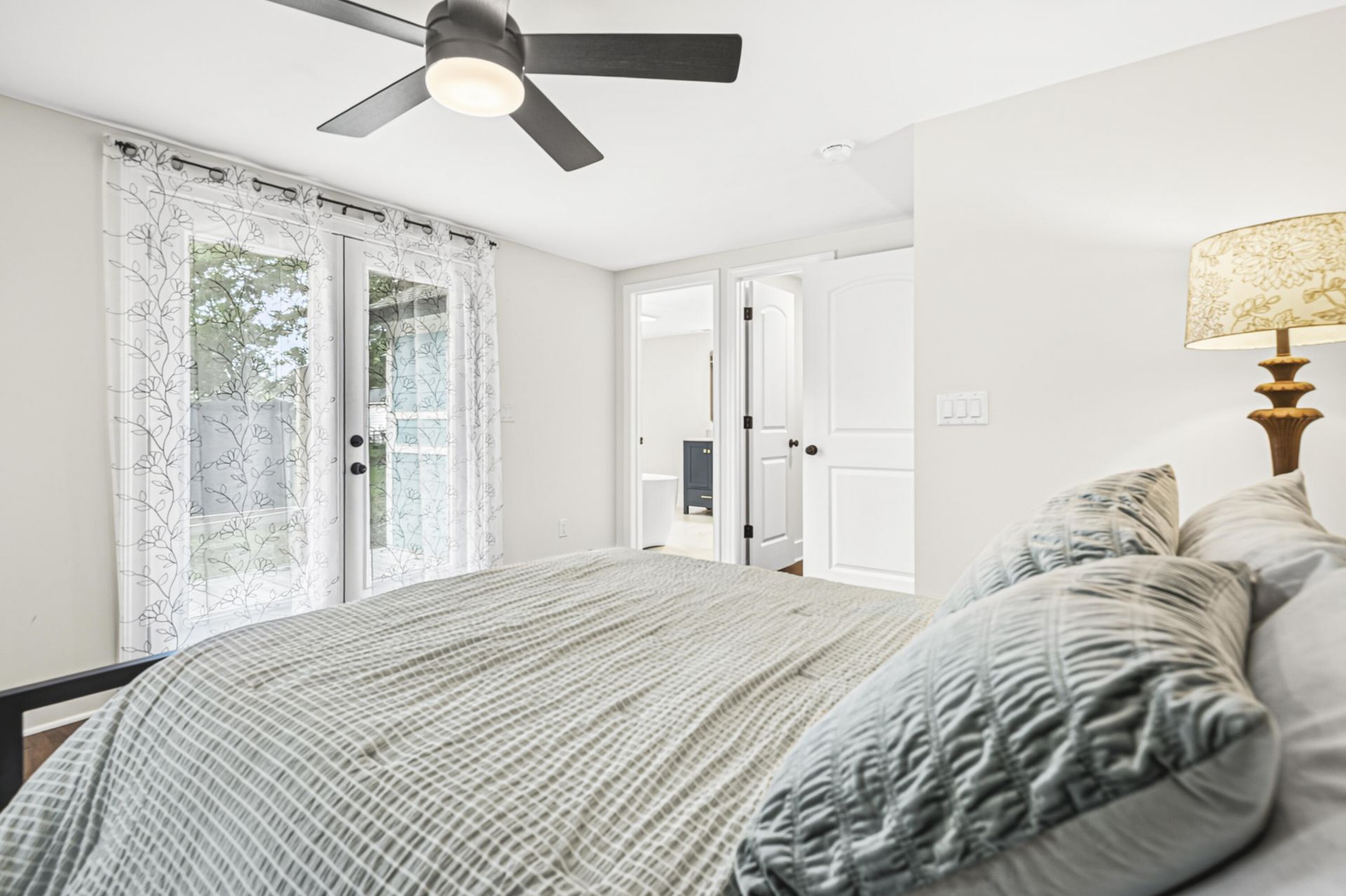 1126 Berkeley Street Photo 17
