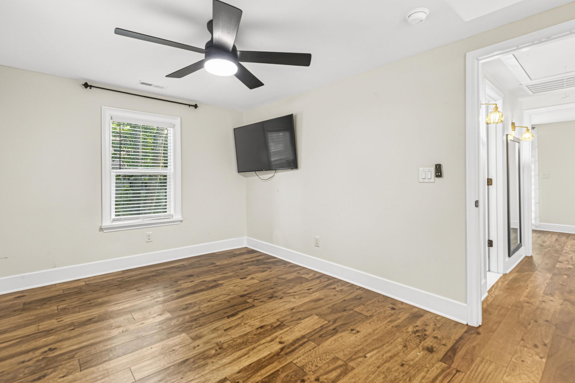 1126 Berkeley Street Photo 25