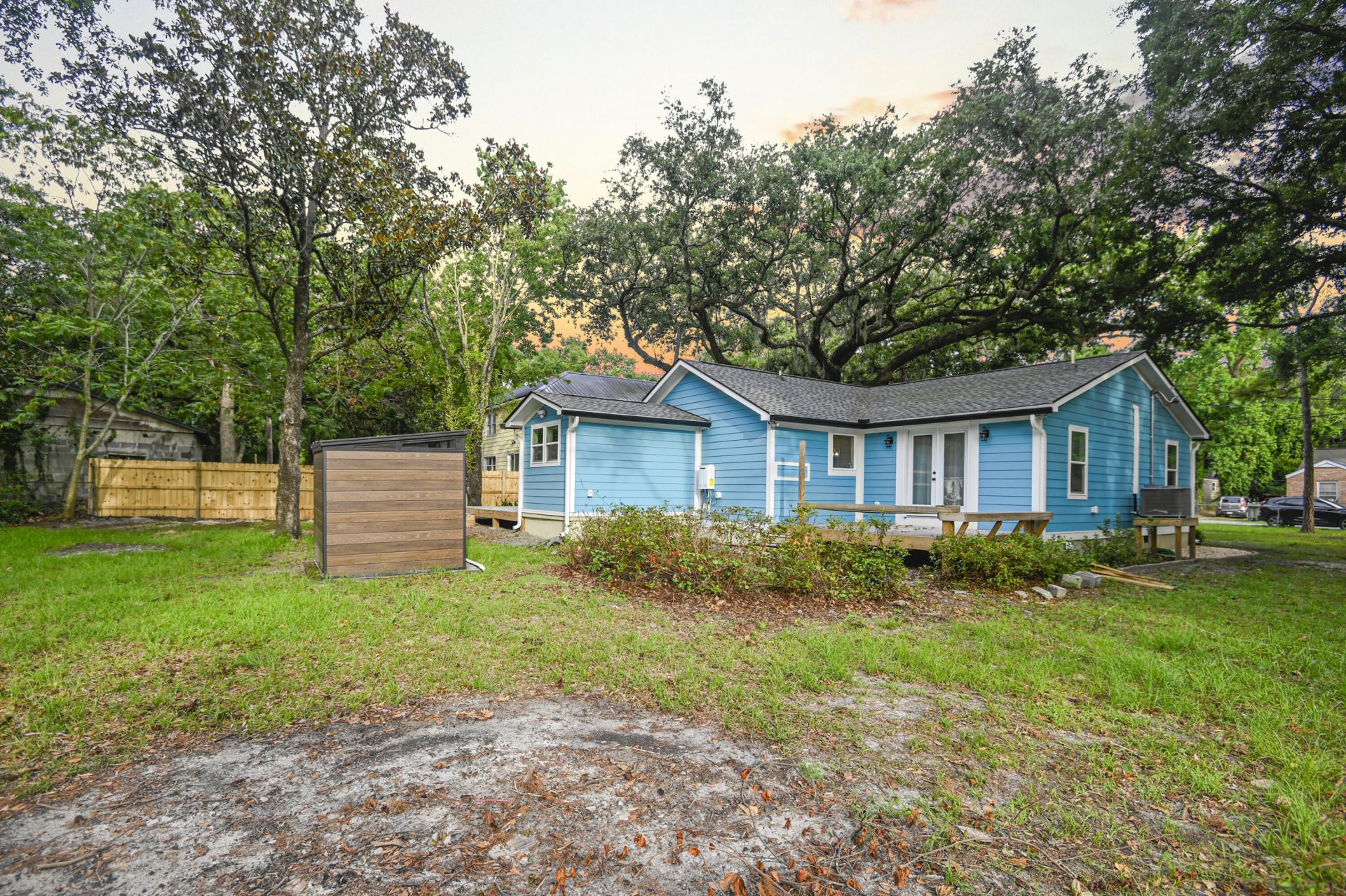 1126 Berkeley Street Photo 33