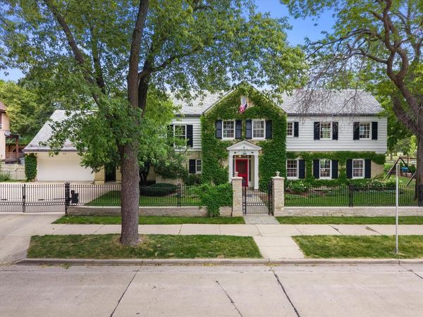 2808 N Shepard AVENUE, Milwaukee, WI 53211