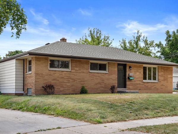 W151N8272 Thomas DRIVE, Menomonee Falls, WI 53051
