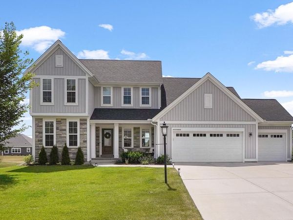 W223N4648 Seven Oaks DRIVE, Pewaukee, WI 53072