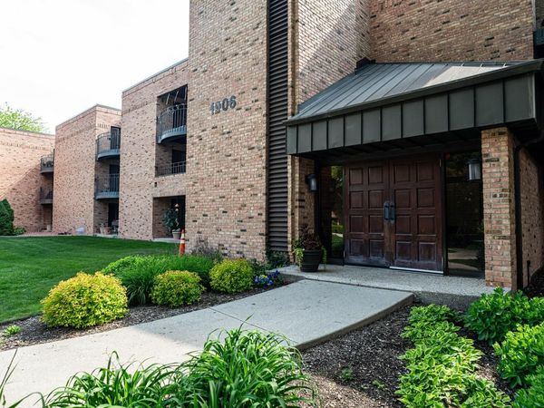 1906 E Shorewood BOULEVARD, Unit 163, Shorewood, WI 53211