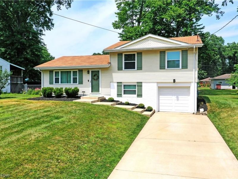 3819 Adrian Drive SE, Warren, OH 44484 Photo 2
