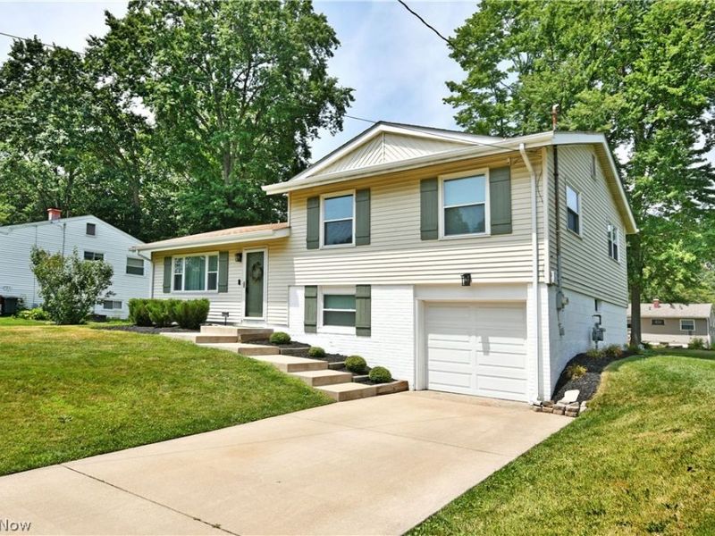 3819 Adrian Drive SE, Warren, OH 44484 Photo 3