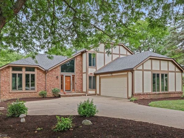 315 Valley Brook Oval , Hinckley, OH 44233