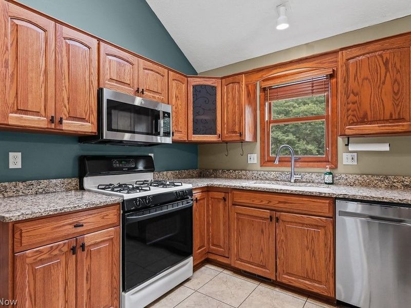 315 Valley Brook Oval, Hinckley, OH 44233 Photo 5