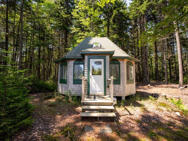 582 Fern Avenue , Long Island, ME 04050