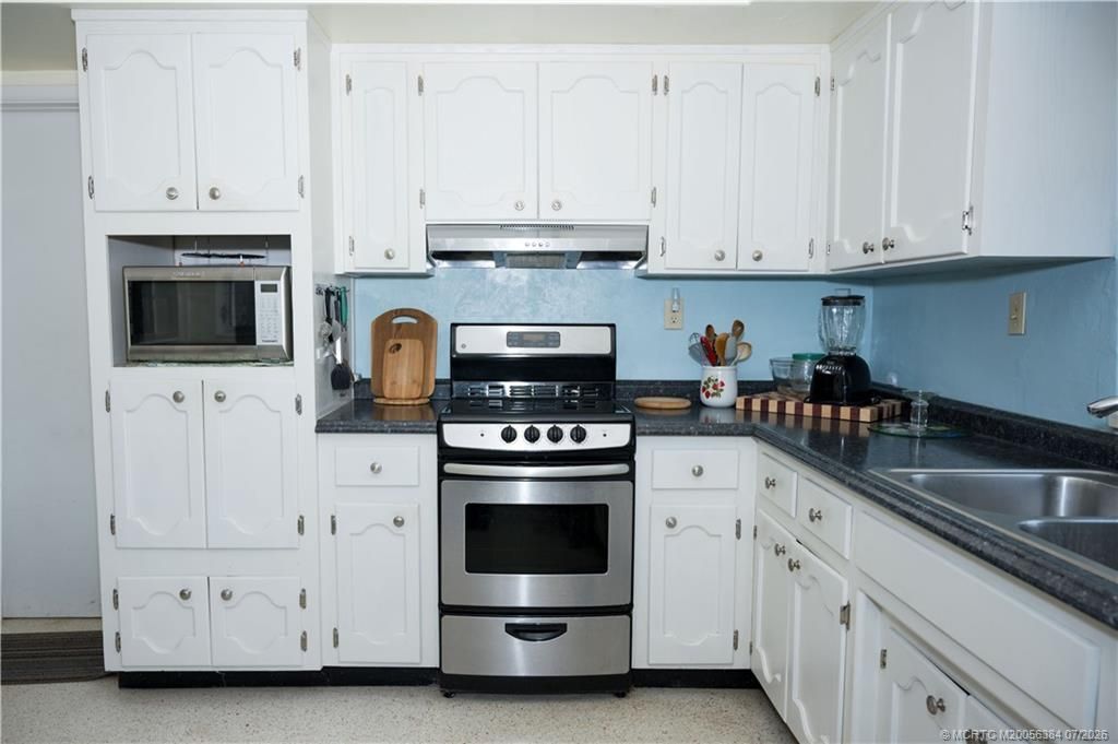 8695 SE Janice Drive, Hobe Sound, FL 33455 Photo