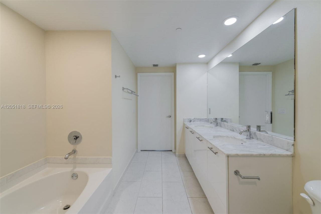 950 Brickell Bay Dr , Unit 1905, Miami, FL 33131 Photo