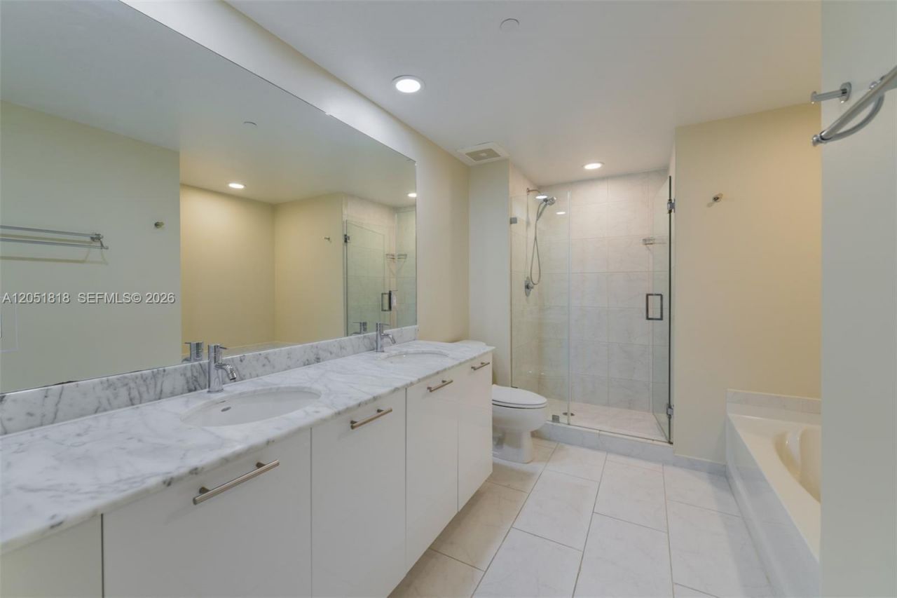 950 Brickell Bay Dr , Unit 1905, Miami, FL 33131 Photo