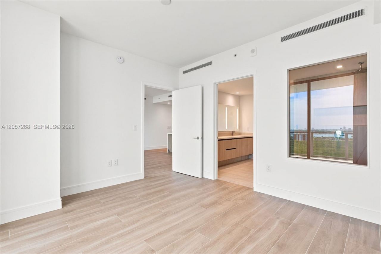 2411 Laguna Circle, Unit 1903, North Miami, FL 33181 Photo
