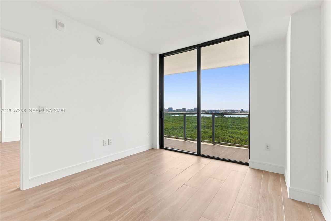 2411 Laguna Circle, Unit 1903, North Miami, FL 33181 Photo