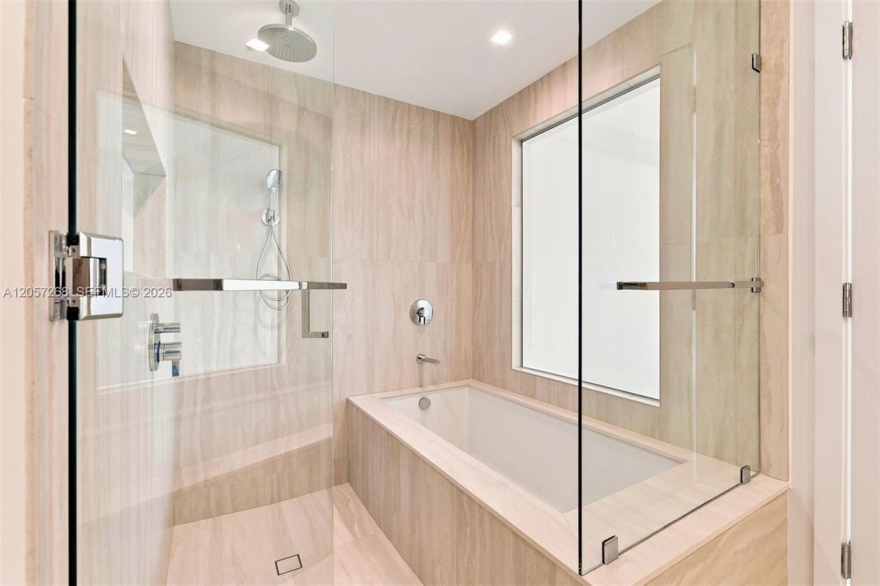 2411 Laguna Circle, Unit 1903, North Miami, FL 33181 Photo