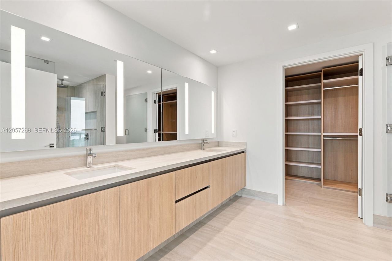 2411 Laguna Circle, Unit 1903, North Miami, FL 33181 Photo