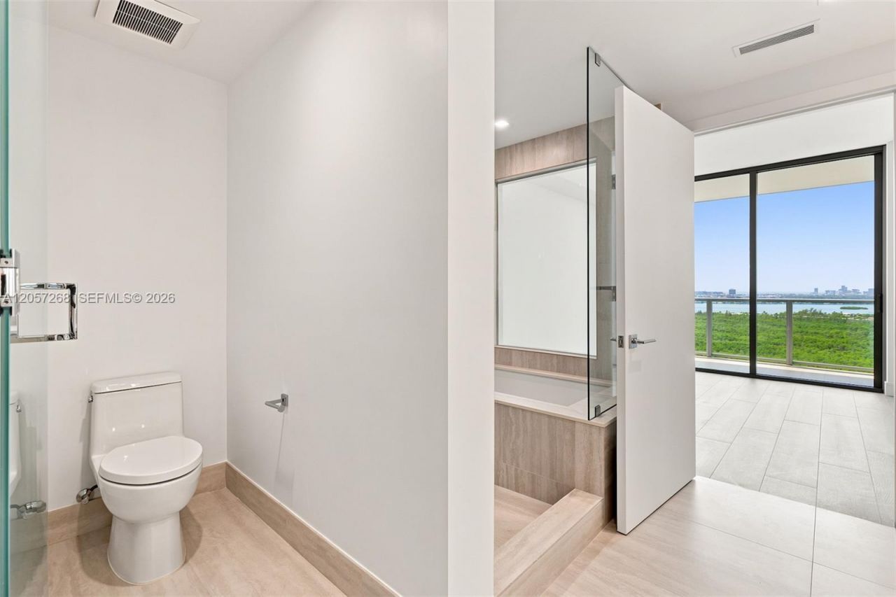 2411 Laguna Circle, Unit 1903, North Miami, FL 33181 Photo