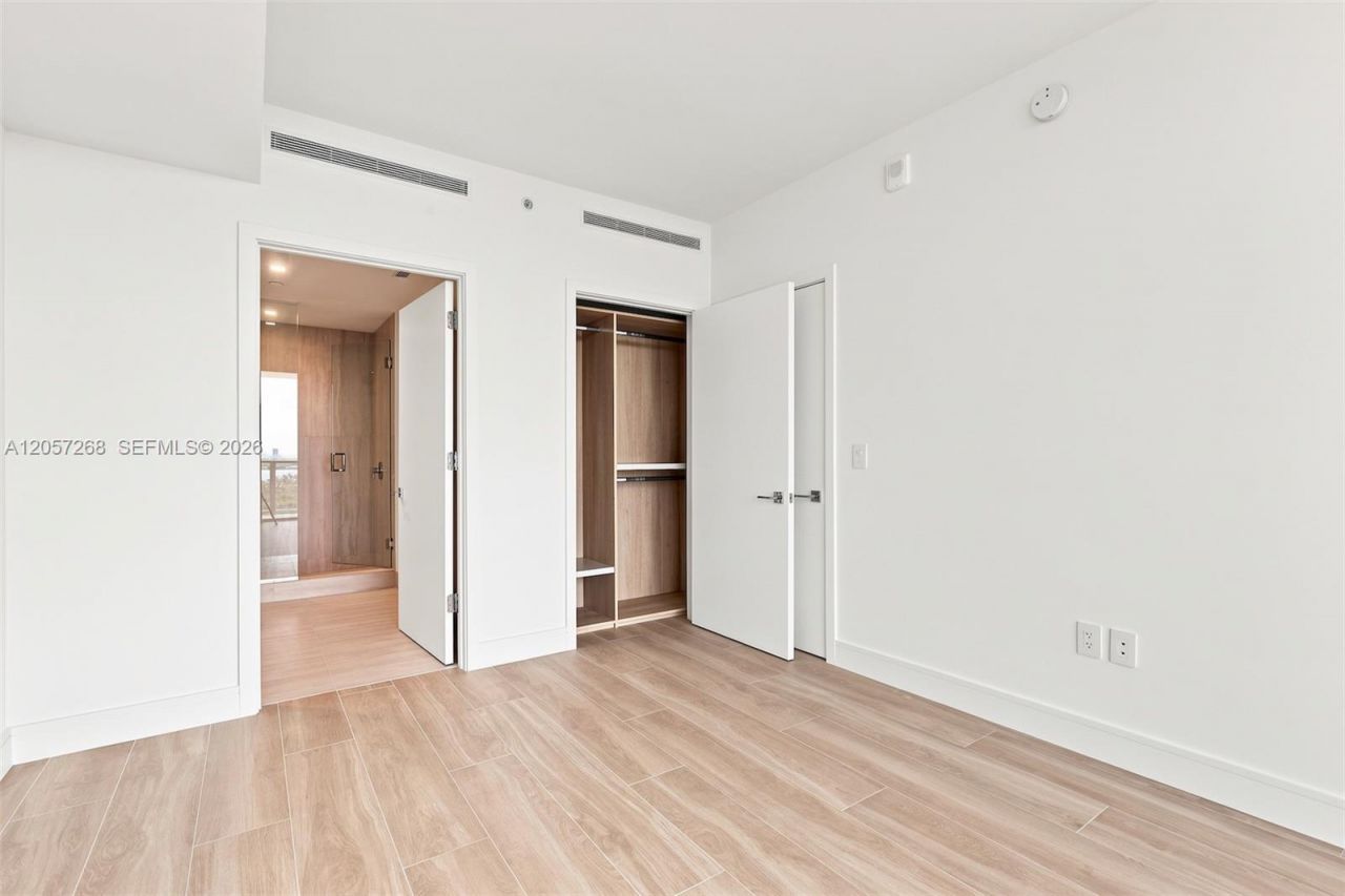 2411 Laguna Circle, Unit 1903, North Miami, FL 33181 Photo