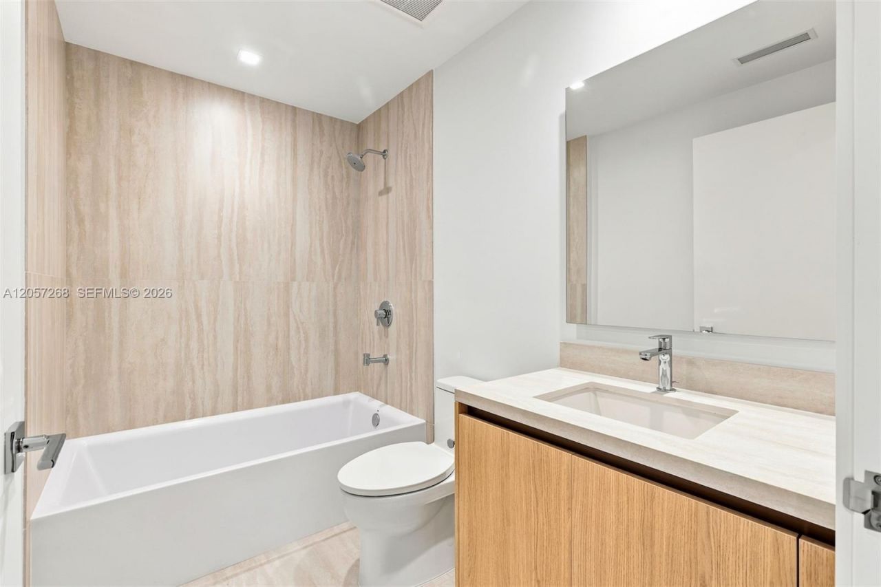 2411 Laguna Circle, Unit 1903, North Miami, FL 33181 Photo
