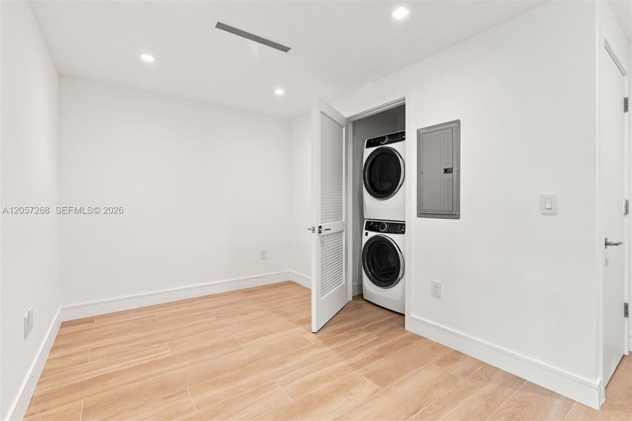 2411 Laguna Circle, Unit 1903, North Miami, FL 33181 Photo