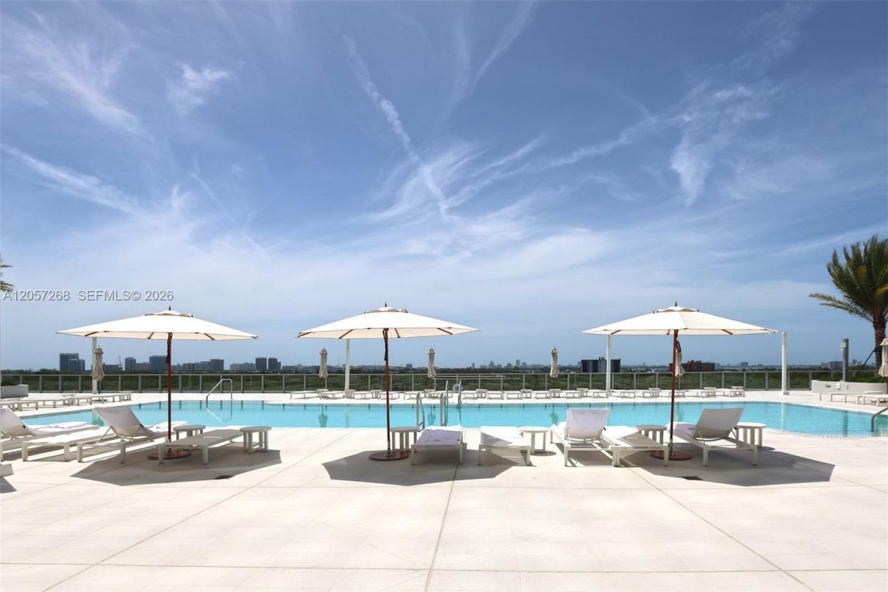 2411 Laguna Circle, Unit 1903, North Miami, FL 33181 Photo