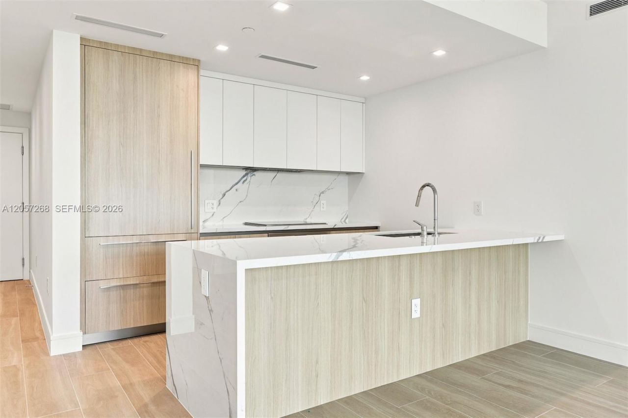 2411 Laguna Circle, Unit 1903, North Miami, FL 33181 Photo