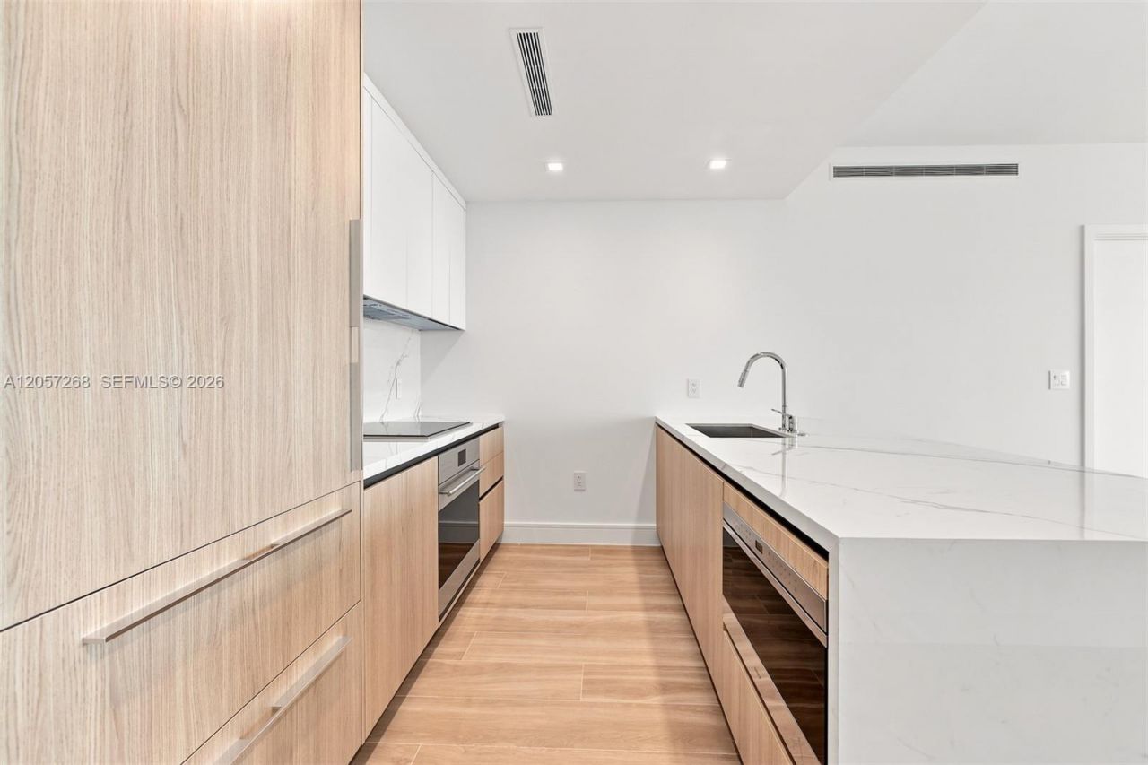 2411 Laguna Circle, Unit 1903, North Miami, FL 33181 Photo