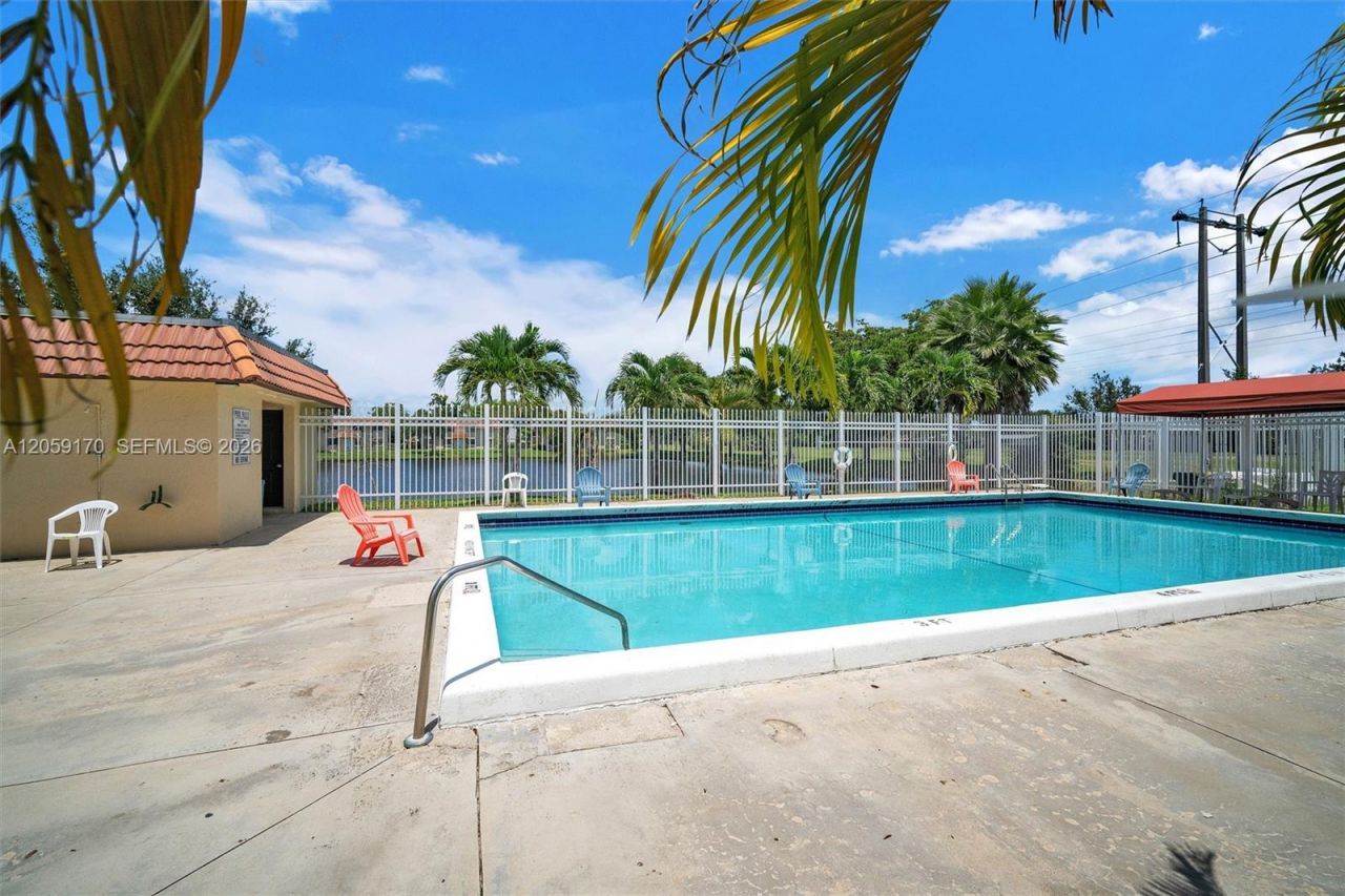 10015 NW 4th St, Unit 203, Pembroke Pines, FL 33024 Photo