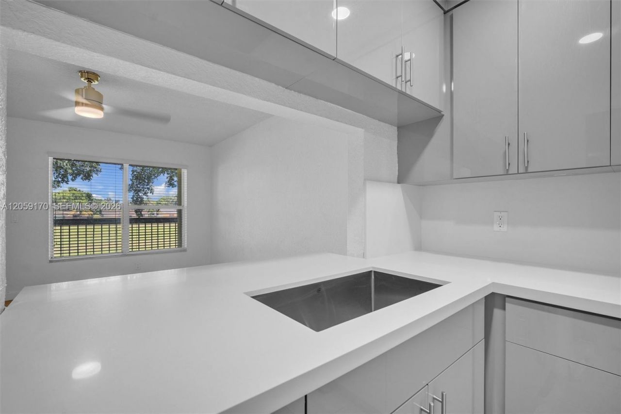 10015 NW 4th St, Unit 203, Pembroke Pines, FL 33024 Photo