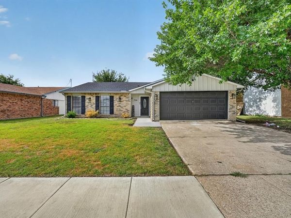 704 Levelland Drive , Arlington, TX 76017
