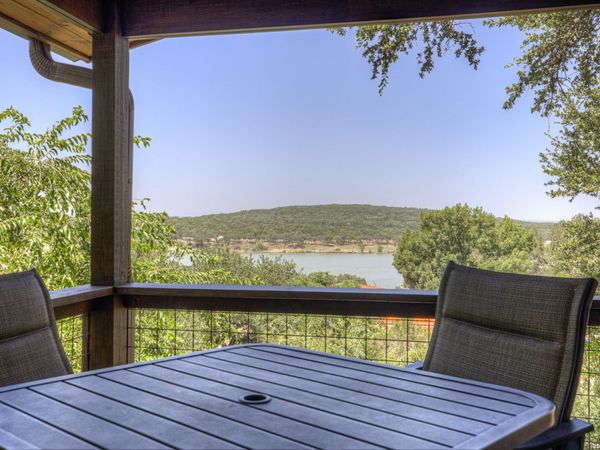 1422 Oakridge Ln, Canyon Lake, TX 78133