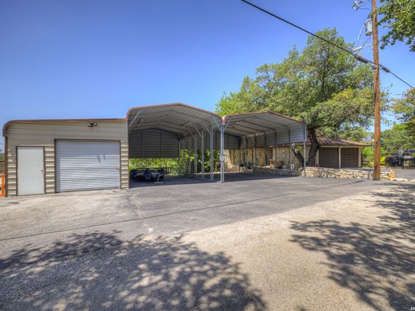 1422 Oakridge Ln, Canyon Lake, TX 78133