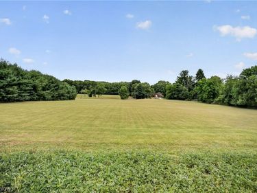 Gladdis Street SW, Massillon, OH 44647