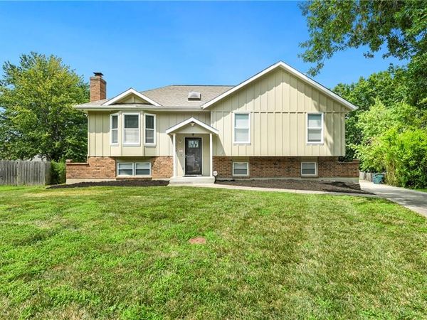 1732 SE Silkwood Court, Lee's Summit, MO 64063