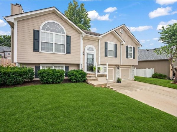 612 NE Cumberland Drive, Blue Springs, MO 64014