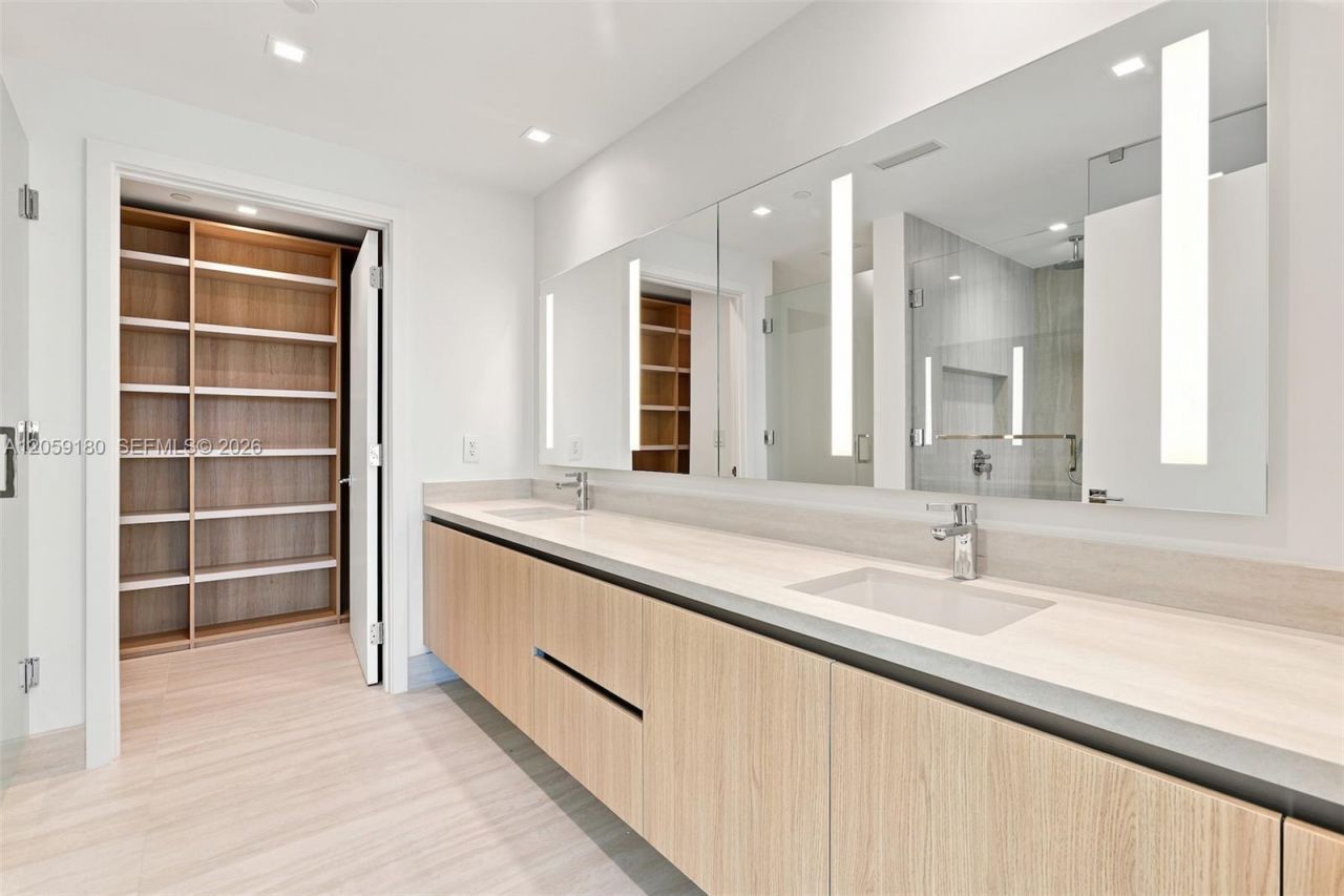 2411 Laguna Circle, Unit 1107, North Miami, FL 33181 Photo