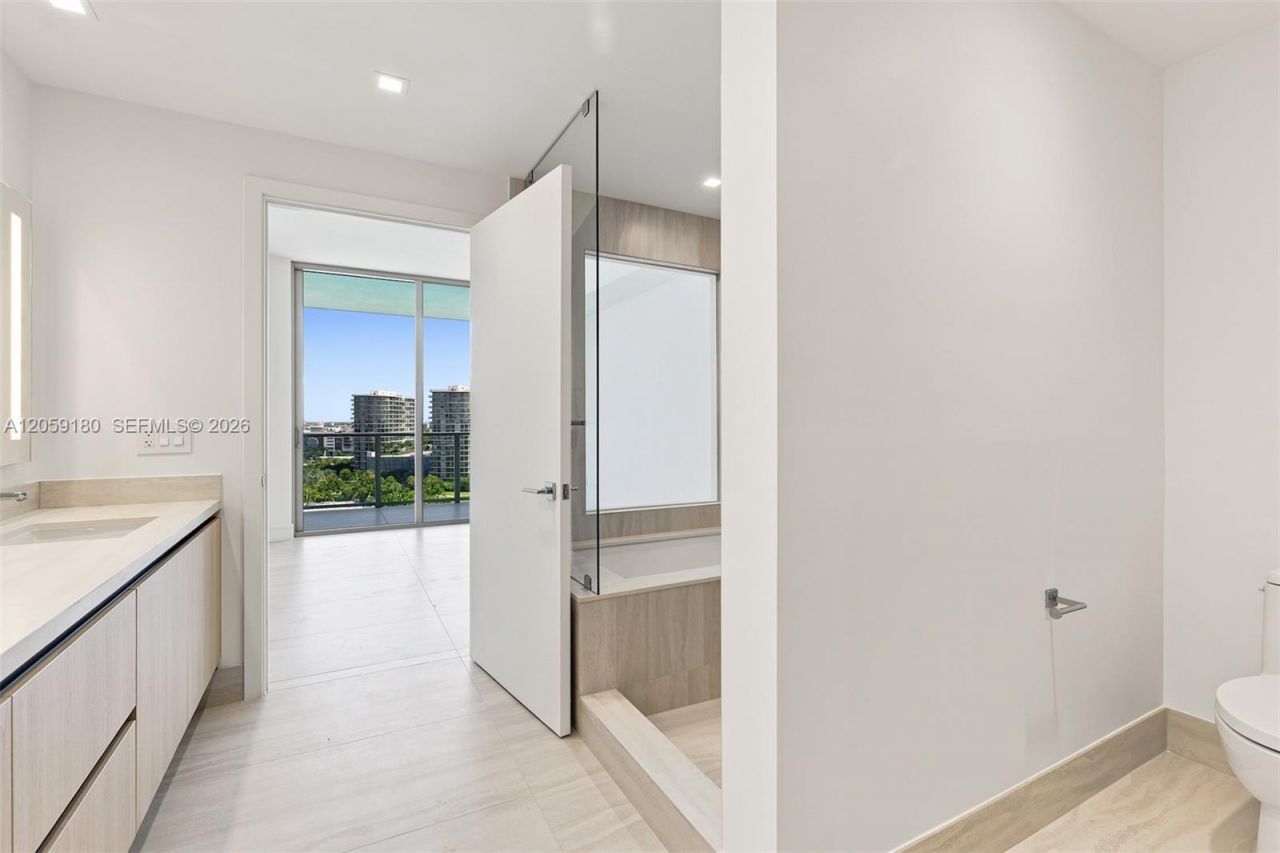 2411 Laguna Circle, Unit 1107, North Miami, FL 33181 Photo