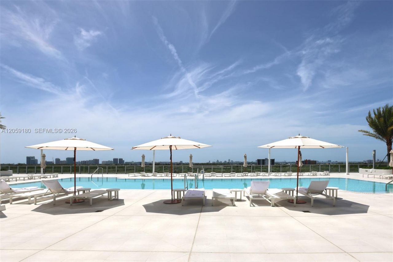 2411 Laguna Circle, Unit 1107, North Miami, FL 33181 Photo