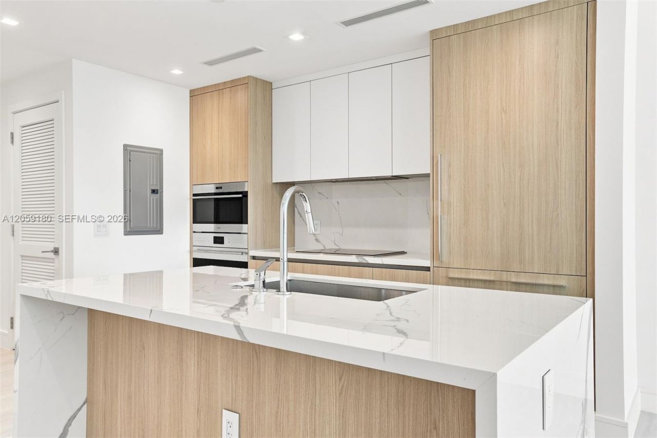 2411 Laguna Circle, Unit 1107, North Miami, FL 33181 Photo