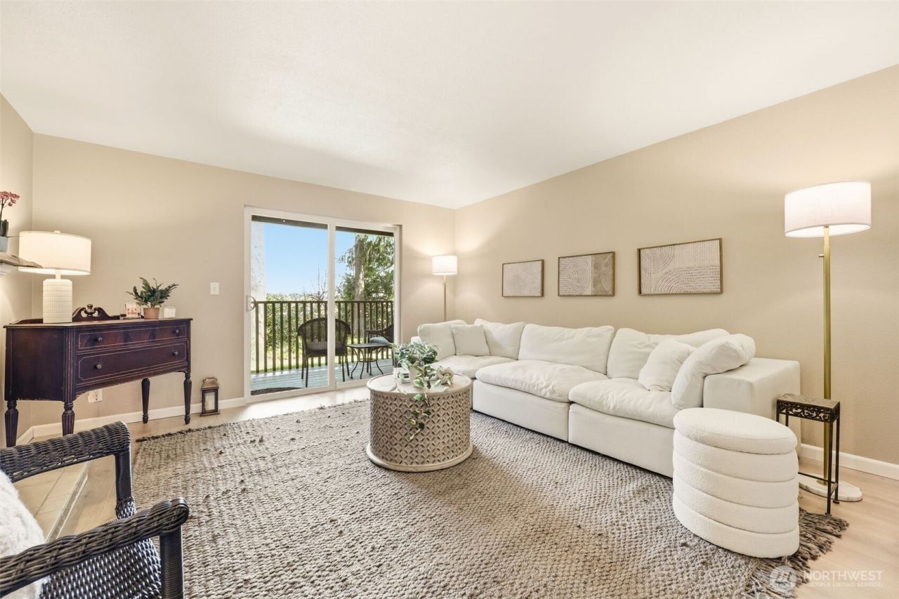 22105 66th Avenue W, Unit 1C, Mountlake Terrace, WA 98043